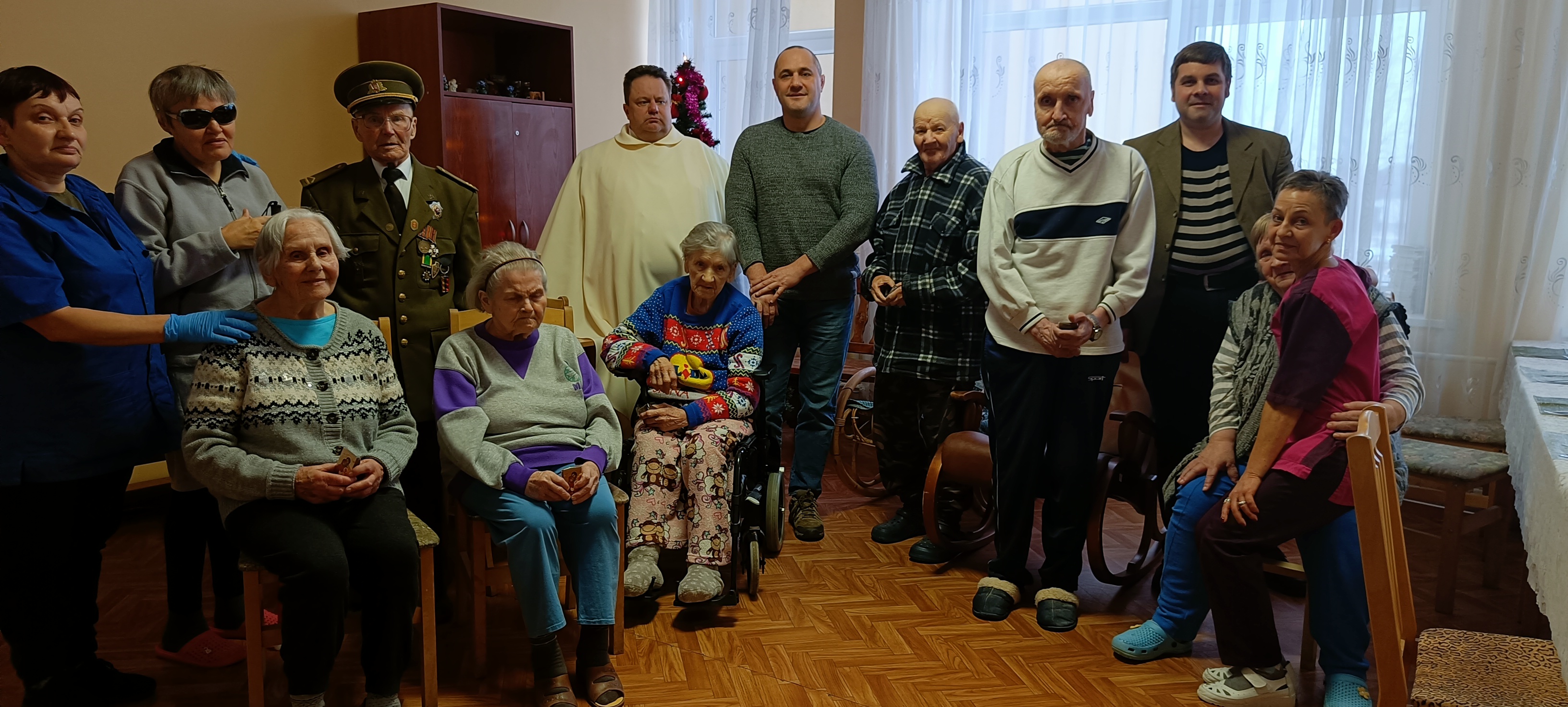 Globos namų gyventojų, darbuotojų ir svečių bendra nuotrauka
