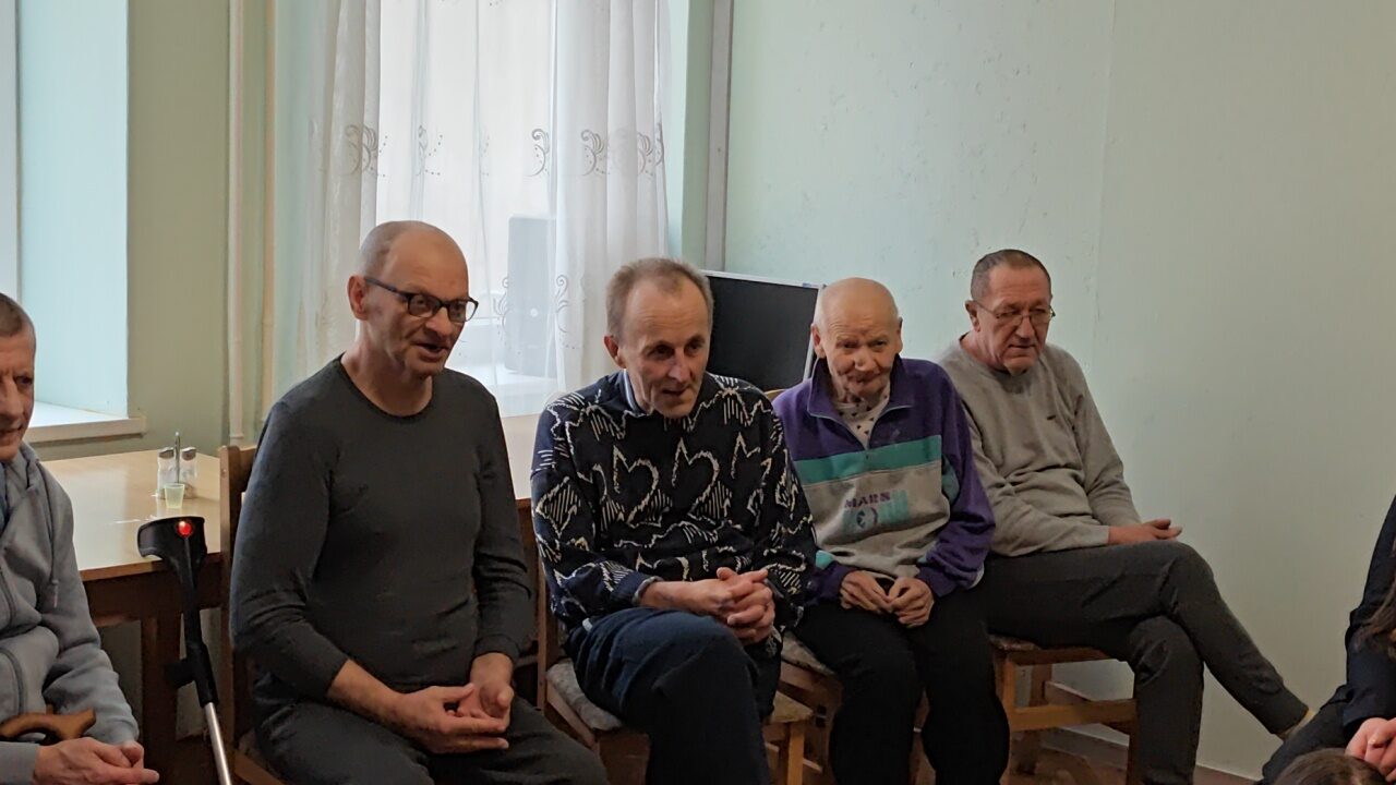 Dainuojantys renginio dalyviai
