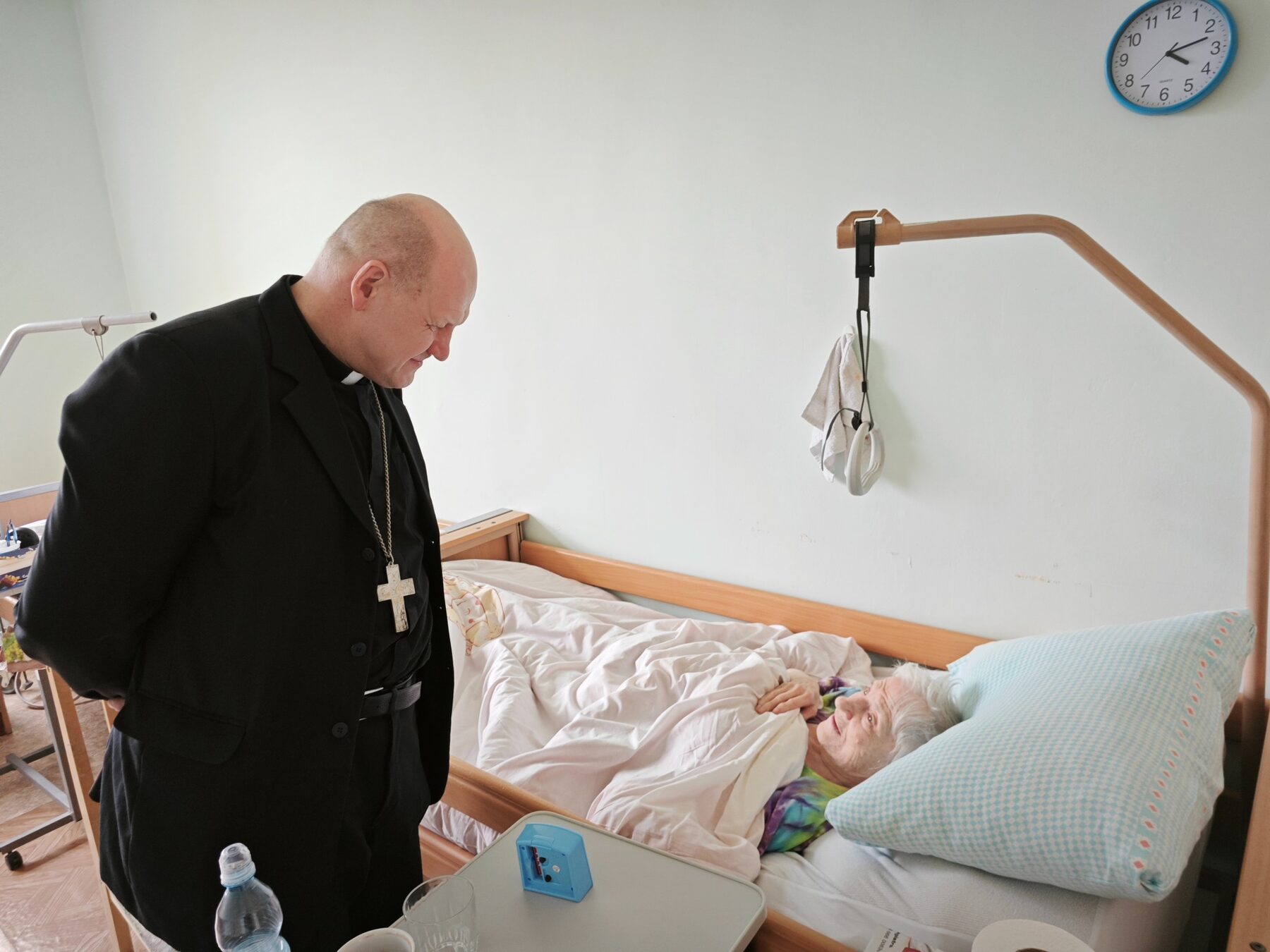 Dvasininkas lanko lovoje gulinčią gyventoją