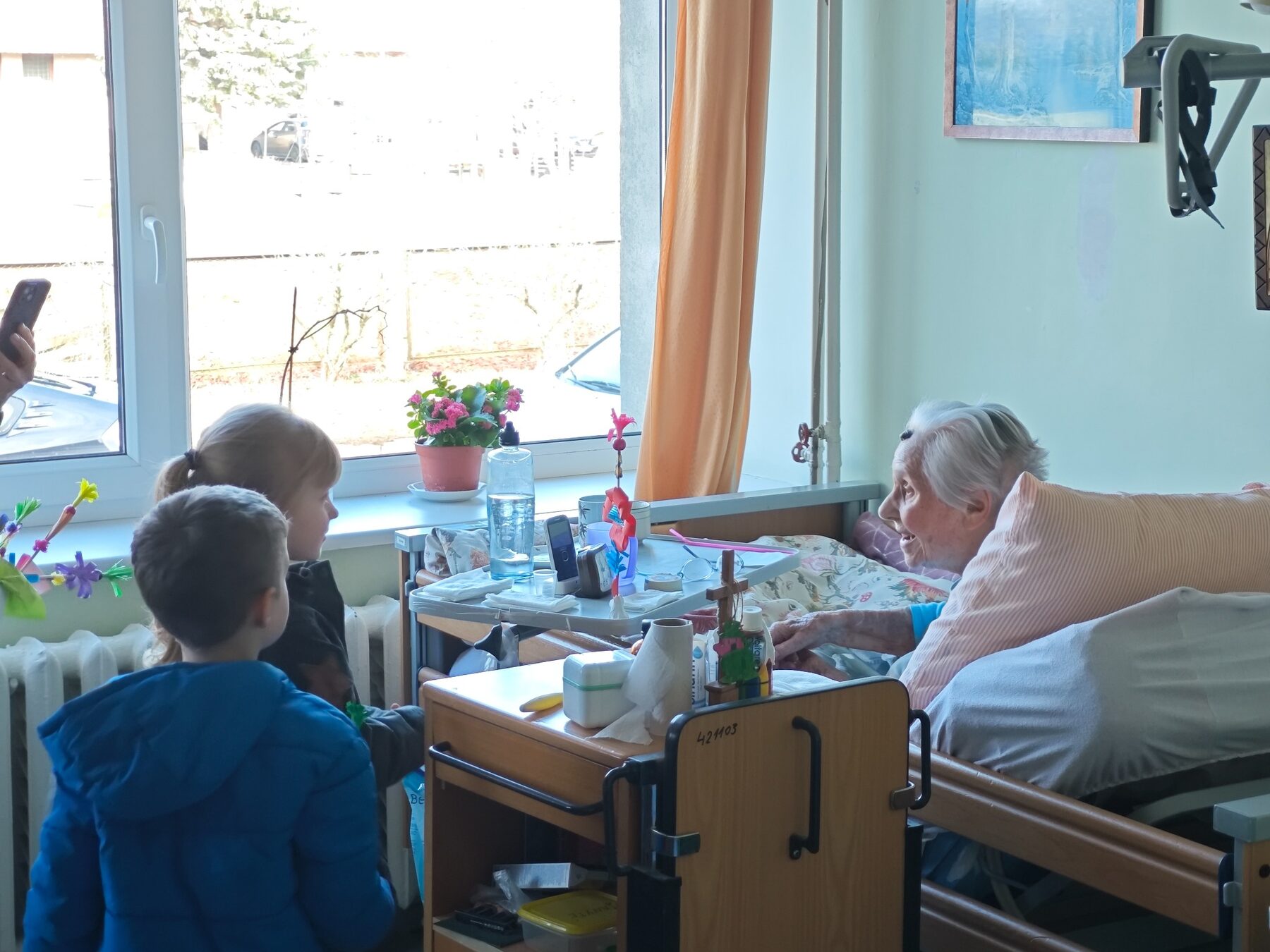 Vaikai bendrauja su globos namų gyventoja