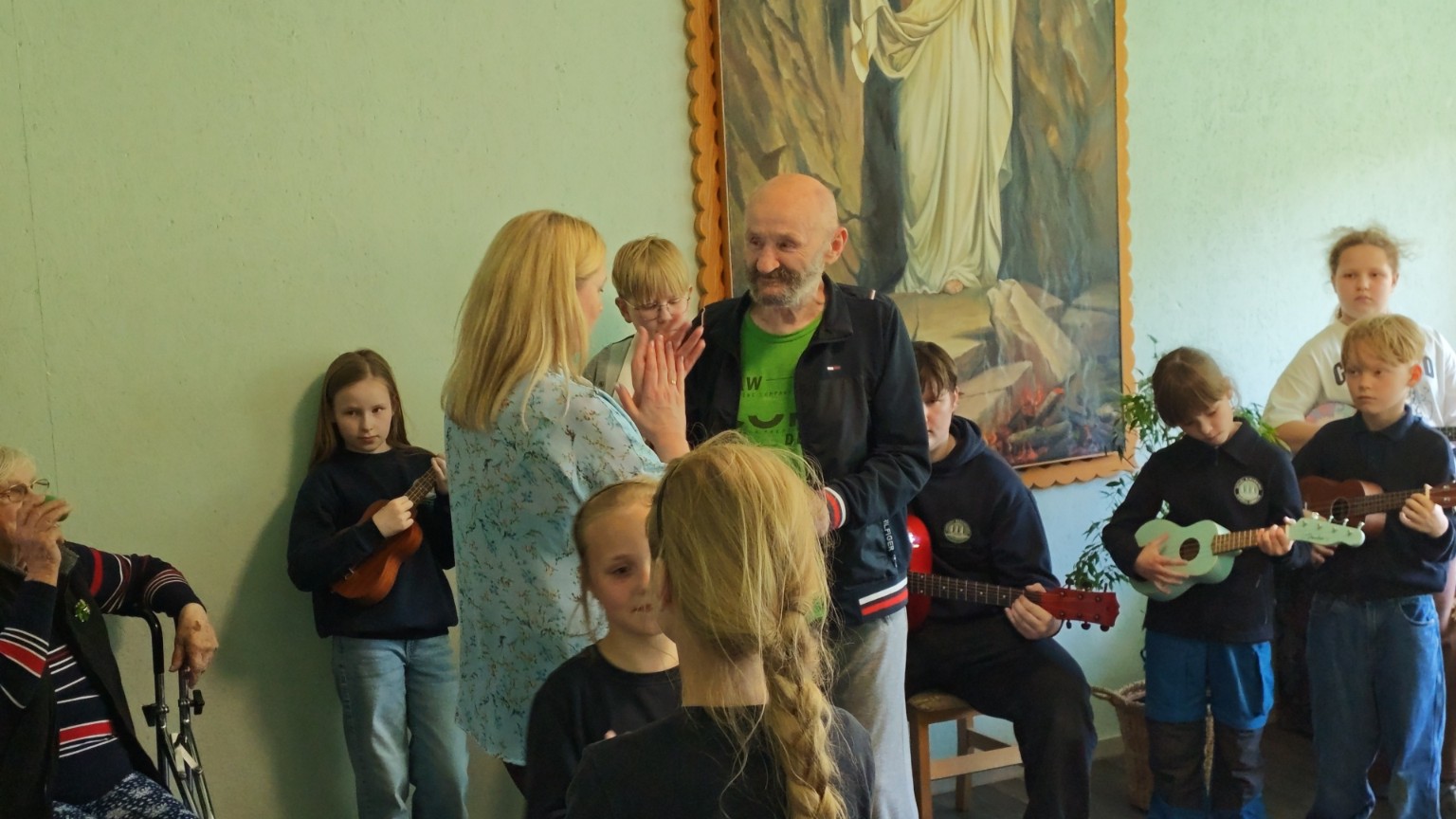 Vaikai muzikuoja globos namų gyventojams
