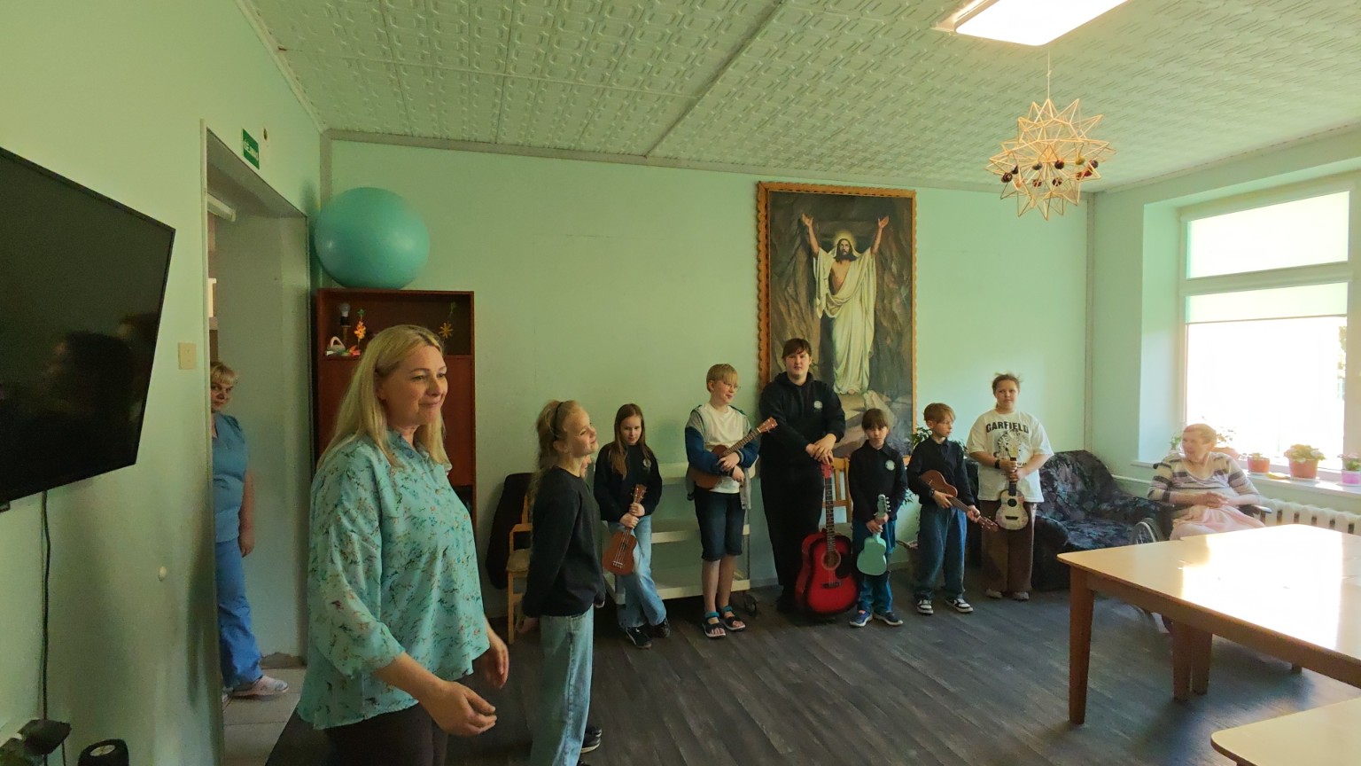 Jaunieji svečiai su muzikos instrumentais globos namuose
