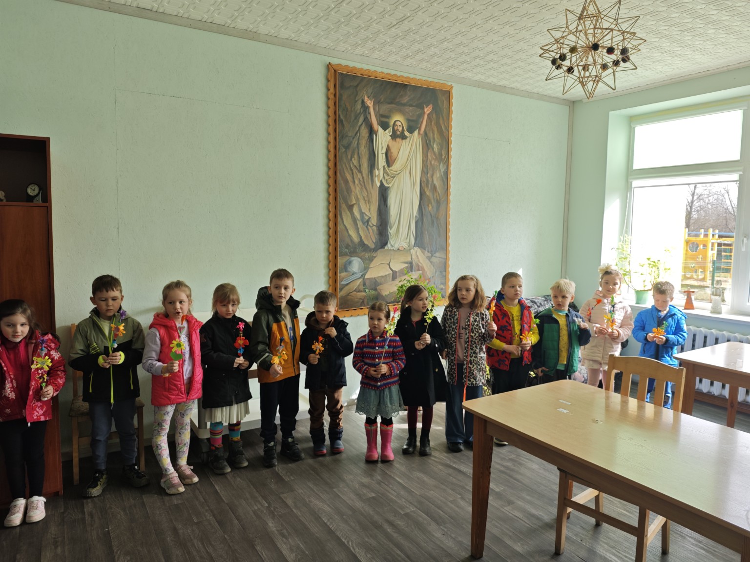 Vaikai su spalvingomis rankų darbo gėlėmis globos namuose